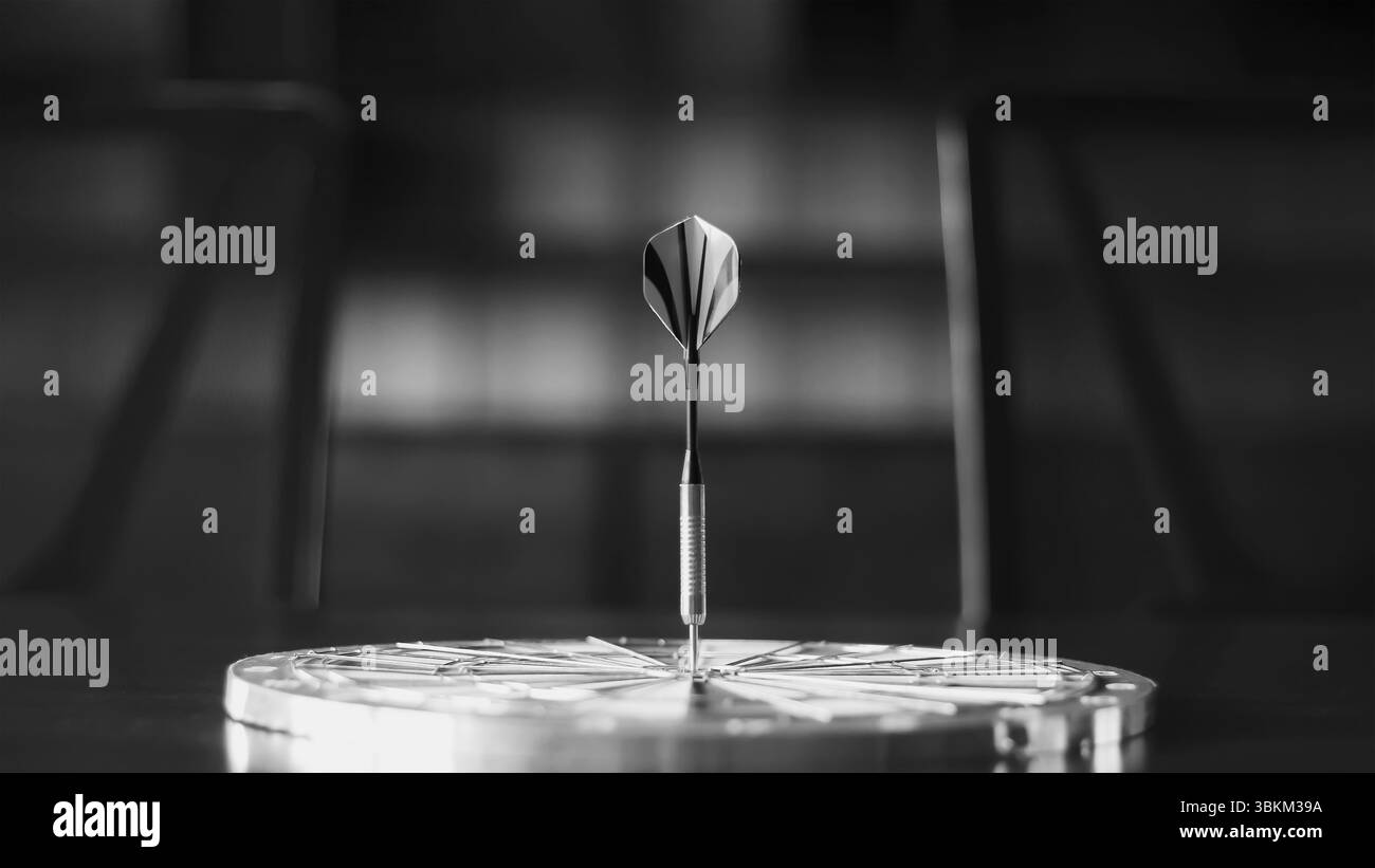 Fléchettes placées au centre de la cible du concept de succès. Banque D'Images