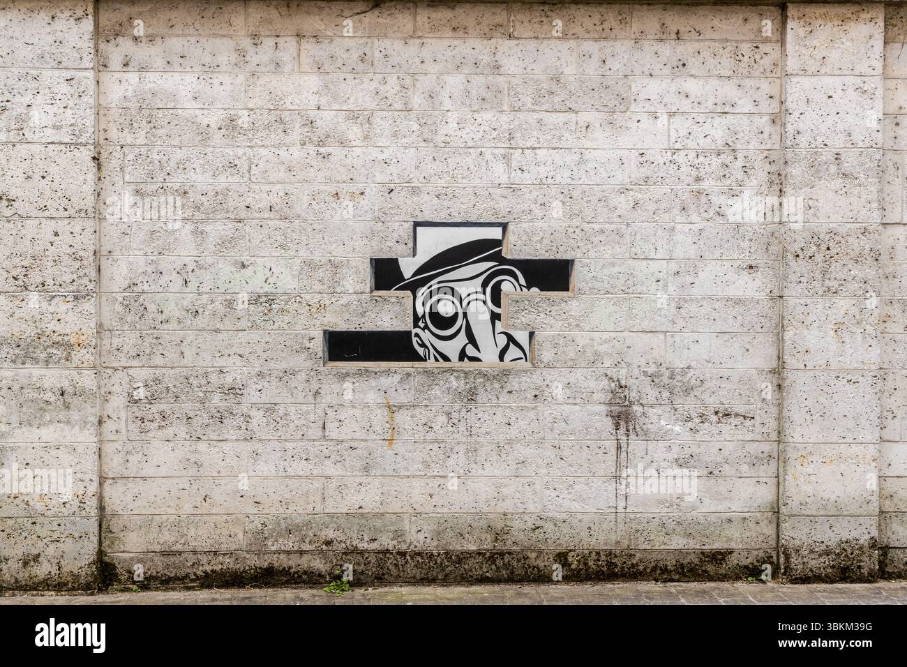 La murale représente des personnages de bande dessinée avec des bulles de discours qui semblent éclater hors du mur. 'Voyez-vous quelque chose ? Oui, regardez. C'est exactement ce que je craignais. Quoi, un autre monde souterrain ? Pire que ça. C'est la réalité. » Extrait de la série réalité, sortie de secours, conçue par Marc-Antoine Mathieu et produite par Cité de la création. Angoulême est reconnue comme ville créative de l’UNESCO dans la catégorie littérature depuis 2019. Rue de Beaulieu, Angoulême, Nouvelle-Aquitaine, France Banque D'Images