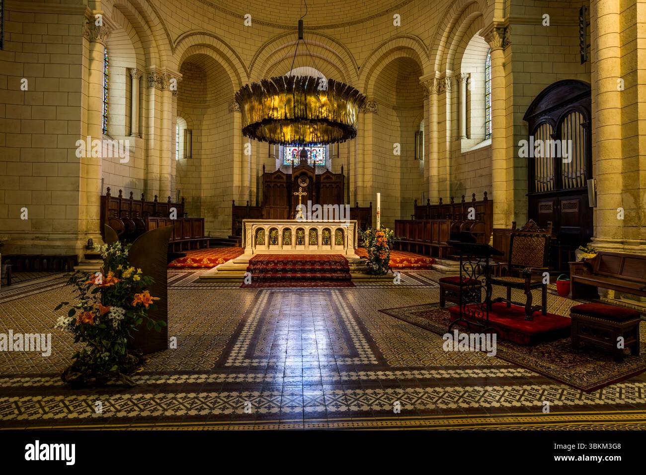 Abside dans la cathédrale Saint-Pierre de Poitiers, créée en 1787 par François-Henri Clicquot. La construction de la cathédrale a commencé en 1166 sur l'emplacement des anciens édifices religieux, à l'initiative d'Éléonore d'Aquitaine et Henri II Plantagenêt, alors reine et roi d'Angleterre et ducs de Normandie et d'Aquitaine. Ils étaient des mécènes importants des arts et de la culture de leur époque et ont fait don, entre autres, du célèbre vitrail (ici en arrière-plan) représentant la scène de crucifixion. La partie inférieure du vitrail montre les donneurs Eleanor et Henry eux-mêmes. Nouvelle-Aquit Banque D'Images Abside dans la cathédrale Saint-Pierre de Poitiers, créée en 1787 par François-Henri Clicquot. La construction de la cathédrale a commencé en 1166 sur l'emplacement des anciens édifices religieux, à l'initiative d'Éléonore d'Aquitaine et Henri II Plantagenêt, alors reine et roi d'Angleterre et ducs de Normandie et d'Aquitaine. Ils étaient des mécènes importants des arts et de la culture de leur époque et ont fait don, entre autres, du célèbre vitrail (ici en arrière-plan) représentant la scène de crucifixion. La partie inférieure du vitrail montre les donneurs Eleanor et Henry eux-mêmes. Nouvelle-Aquit Banque D'Images