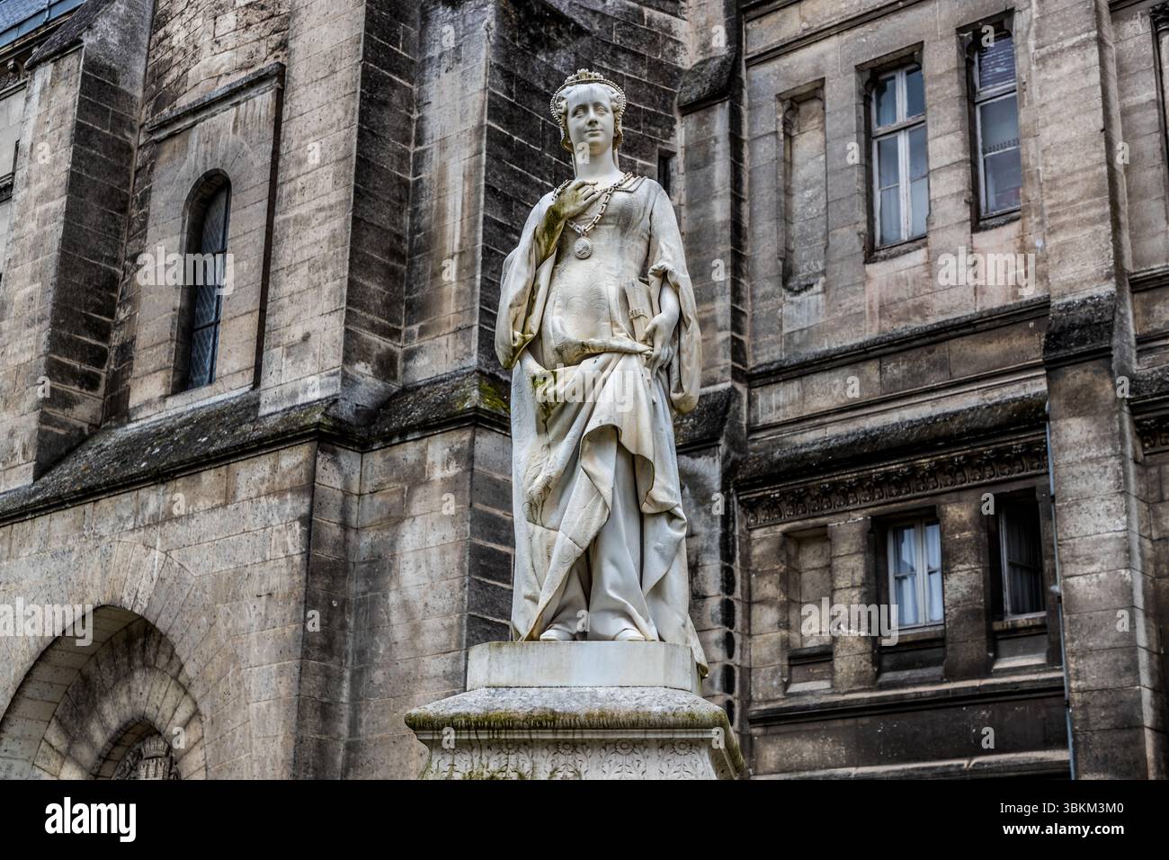 Statue de Marguerite d’Angoulême (1492-1549) posée contre une façade médiévale en pierre. La sculpture en marbre rend hommage à l'écrivain, humaniste et reine de Navarre née Angoulême, qui, en tant que sœur aînée du roi François Ier, fut l'une des femmes les plus influentes de la Renaissance française. Statue de Marguerite d'Angoulême. Place Charlie, Angoulême, Nouvelle-Aquitaine, France Banque D'Images