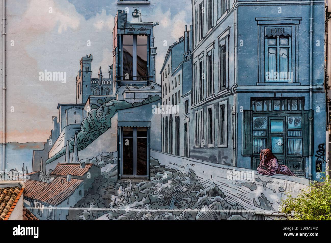 Détail d'une murale à Angoulême : l'illustration représente un paysage urbain historique avec une tour d'ascenseur, une façade d'hôtel et une lecture de figures, dans le style de la bande dessinée franco-belge classique Depuis 1974, Angoulême accueille le Festival international de la bande dessinée, le plus grand festival de bande dessinée d’Europe. Mélange de bâtiments anciens et modernes à Angoulême, y compris un bâtiment avec une murale. La ville est reconnue comme ville créative de l’UNESCO dans la catégorie littérature depuis 2019. Angoulême, Nouvelle-Aquitaine, France Banque D'Images