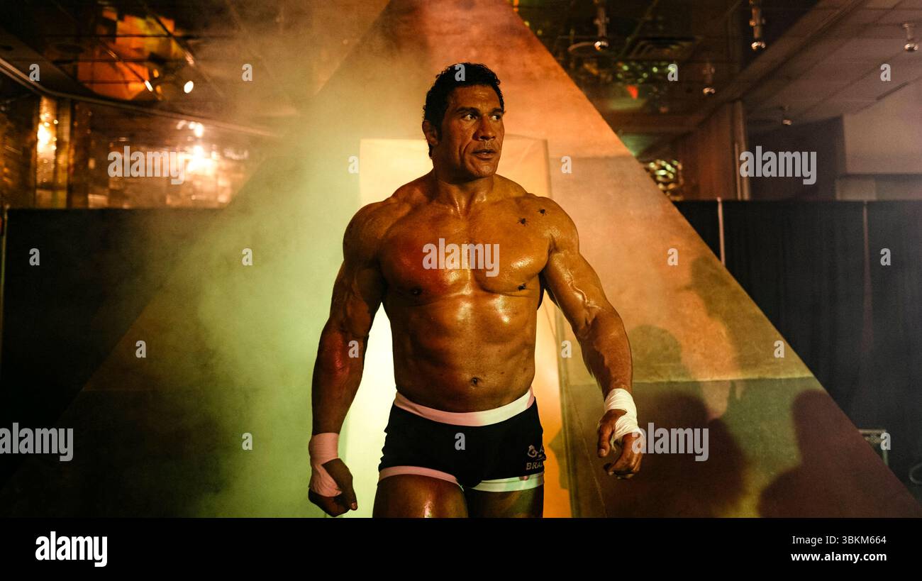 The Smashing machine (2025) réalisé par Benny Safdie et mettant en vedette Dwayne Johnson, Emily Blunt et Lakeith Stanfield. Un drame sportif biographique sur la carrière tumultueuse et les batailles personnelles du légendaire combattant MMA Mark Kerr. Publicité toujours À USAGE ÉDITORIAL EXCLUSIF. Crédit : BFA / A24 Banque D'Images