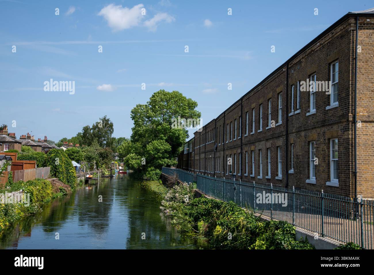 Bâtiments historiques de la Royal Small Arms Factory et chalets de travailleurs le long de la rivière Lea à Enfield Island Village. Banque D'Images