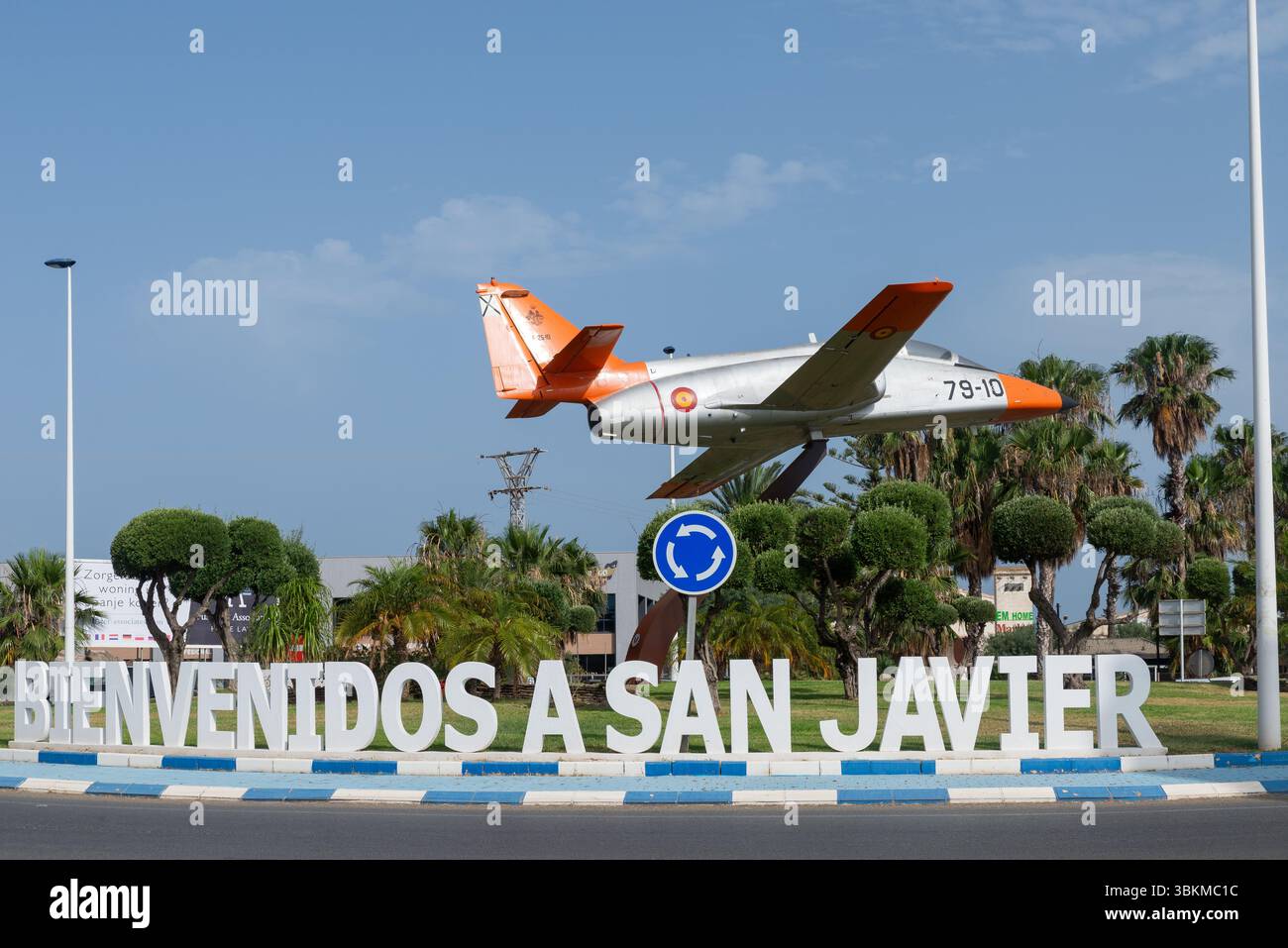 Signe de bienvenue à San Javier, Murcie, Espagne, avec un avion à réaction CASA C-101 Aviojet de l'équipe d'affichage Patrulla Aguila qui sont basés à la base aérienne à proximité Banque D'Images
