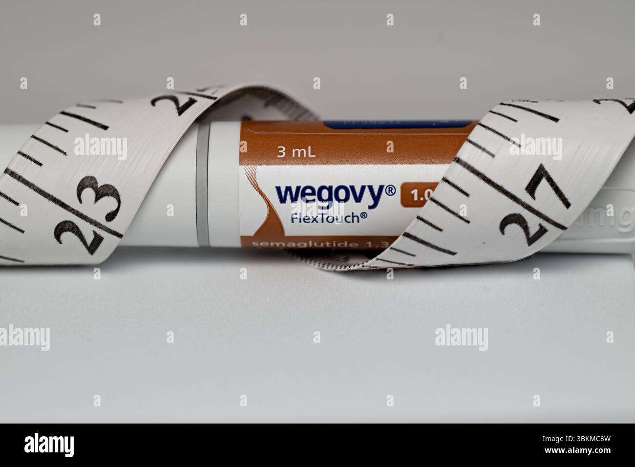 Queensland, Australie - 22 juin 2025 : Wegovy semaglutide médicament injectable de perte de poids, enveloppé avec ruban à mesurer Banque D'Images