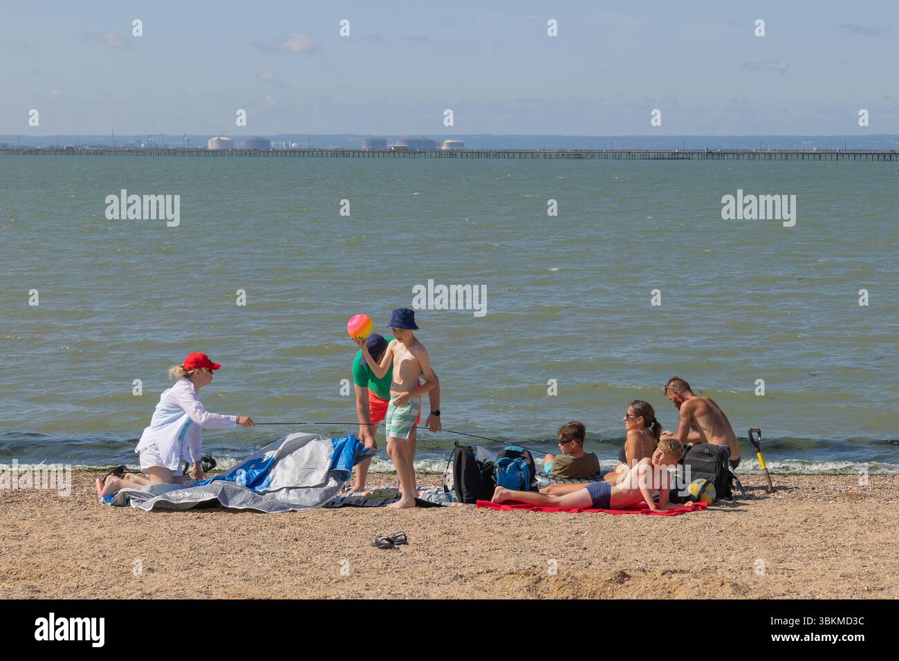 Front de mer, Southend on Sea. 22 juin 2025. Beaucoup de gens se dirigent vers la plage pour le soleil du milieu de la matinée alors que la canicule continue. Les températures devraient culminer autour de 27c plus tard aujourd'hui. Penelope Barritt/Alamy Live News Banque D'Images