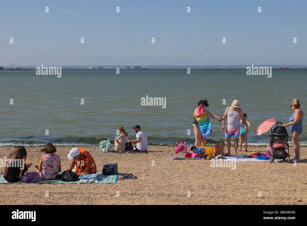 Front de mer, Southend on Sea. 22 juin 2025. Beaucoup de gens se dirigent vers la plage pour le soleil du milieu de la matinée alors que la canicule continue. Les températures devraient culminer autour de 27c plus tard aujourd'hui. Penelope Barritt/Alamy Live News Banque D'Images
