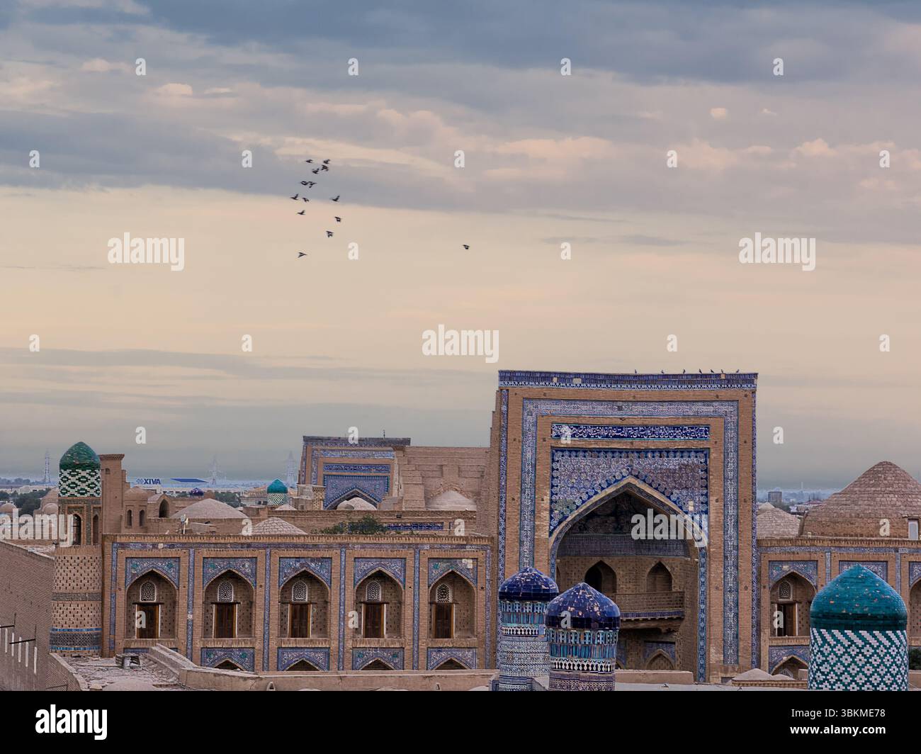 Vue panoramique aérienne de l'ancienne ville de Khiva au coucher du soleil, avec le portail islam Khodja Banque D'Images