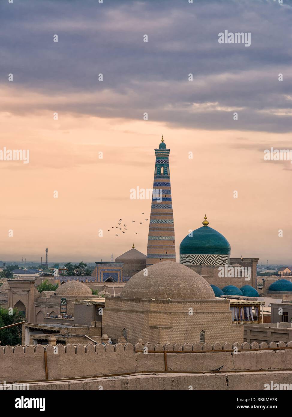 Vue panoramique aérienne de l'ancienne ville de Khiva au coucher du soleil, avec l'éminente mosquée Islam Djuma minarte e dome (Ouzbékistan) Banque D'Images