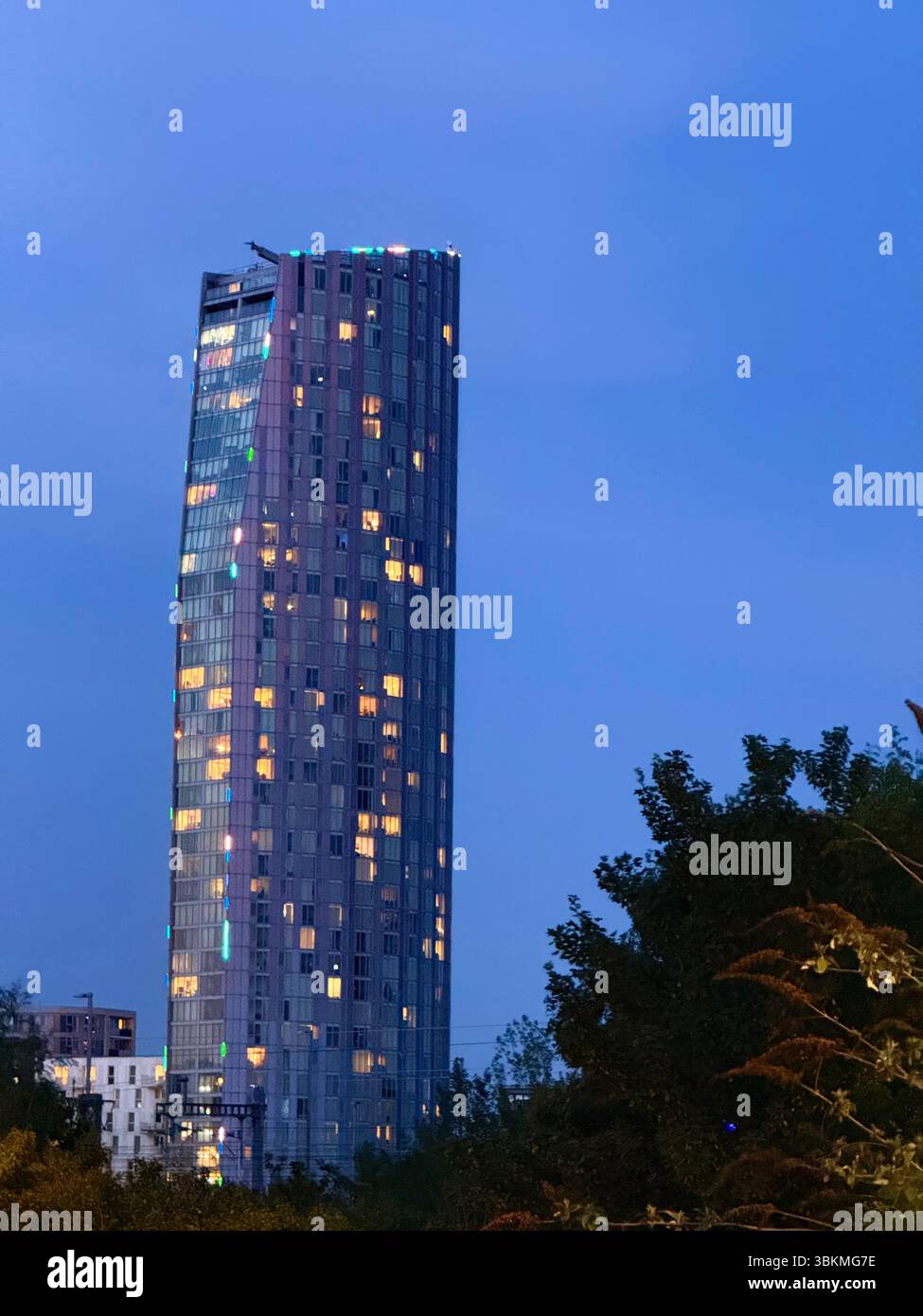 Lumières sur un bloc de tour formant un motif abstrait au crépuscule du parc olympique Queen Elizabeth à Stratford, Londres - Image de stock capturée avec un smartphone