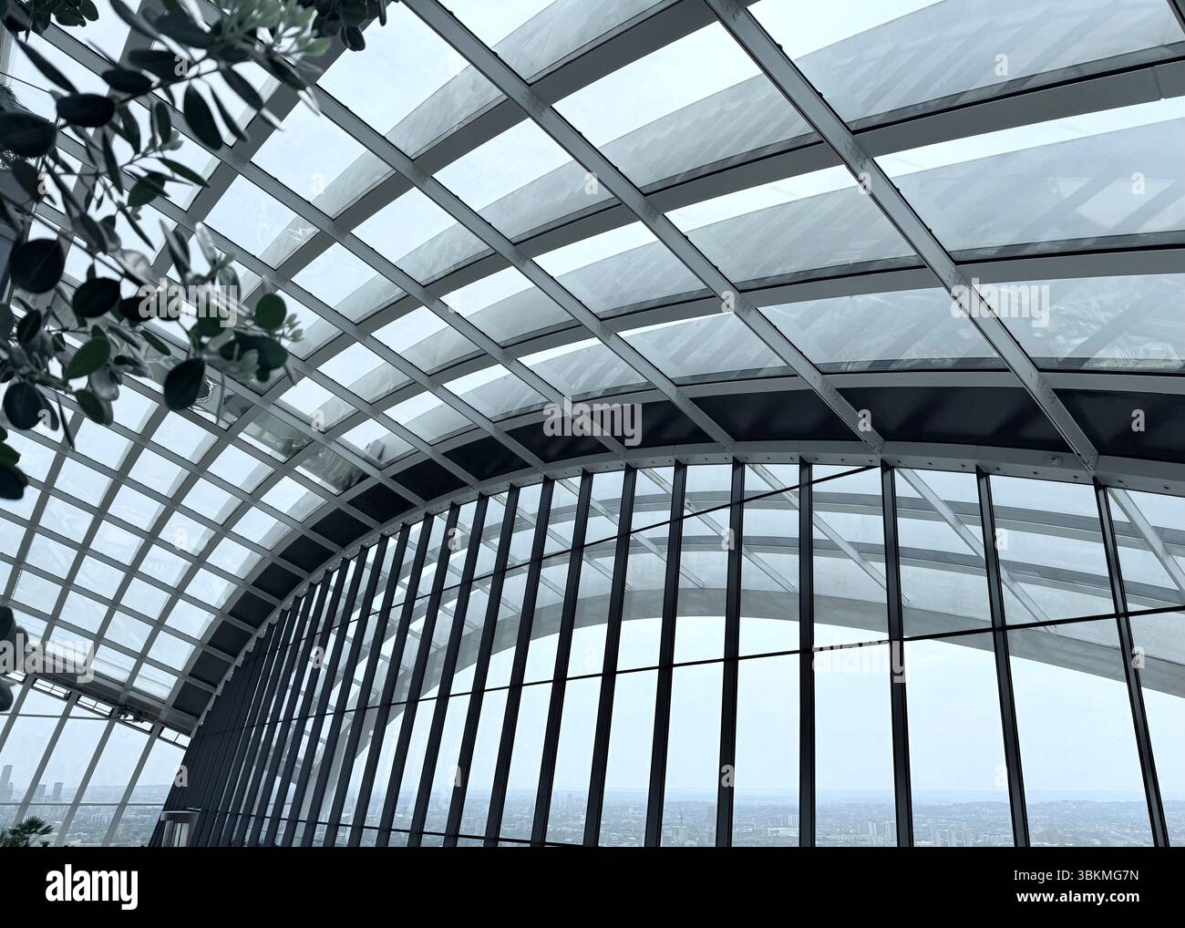 Vue depuis le Sky Garden au sommet du bâtiment Walkie Talkie dans la City de Londres. - Image de stock capturée avec un smartphone