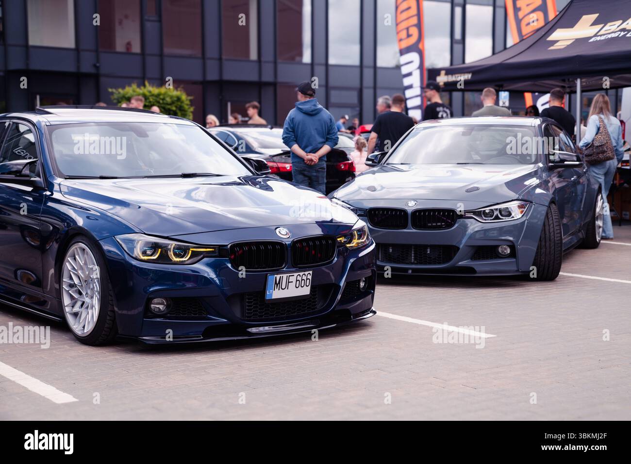 Vilnius, Lituanie - 31-05-2025 - deux modèles BMW série 3 F30 lors d'une rencontre automobile à ciel ouvert sur un parking urbain Banque D'Images