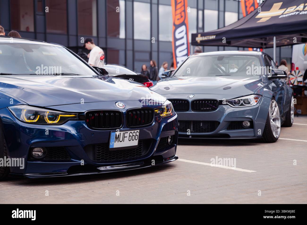 Vilnius, Lituanie - 31-05-2025 - deux modèles BMW série 3 F30 lors d'une rencontre automobile à ciel ouvert sur un parking urbain Banque D'Images