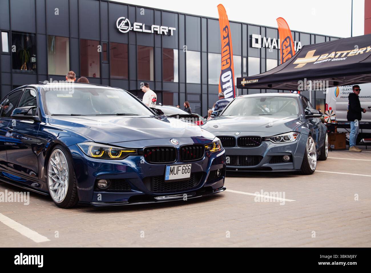 Vilnius, Lituanie - 31-05-2025 - deux modèles BMW série 3 F30 lors d'une rencontre automobile à ciel ouvert sur un parking urbain Banque D'Images