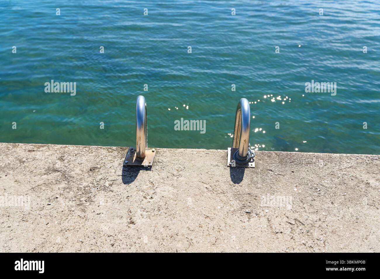 Échelle comme accès à l'eau sur la côte croate de la mer Adriatique près de Porec Banque D'Images