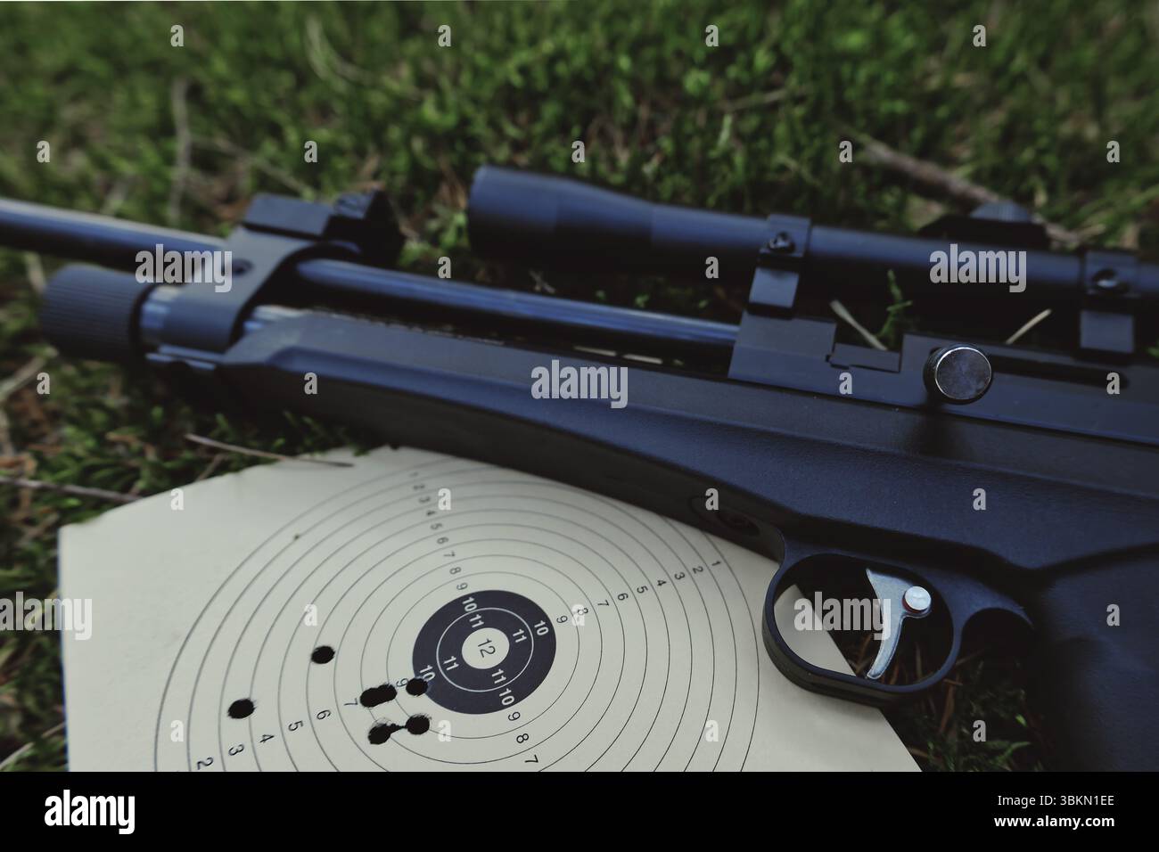 Pistolet déclencheur cible gros plan sport tireur sportif tireur hobby défense arme à feu munitions protection balles chasse fusil à air silencieux Banque D'Images