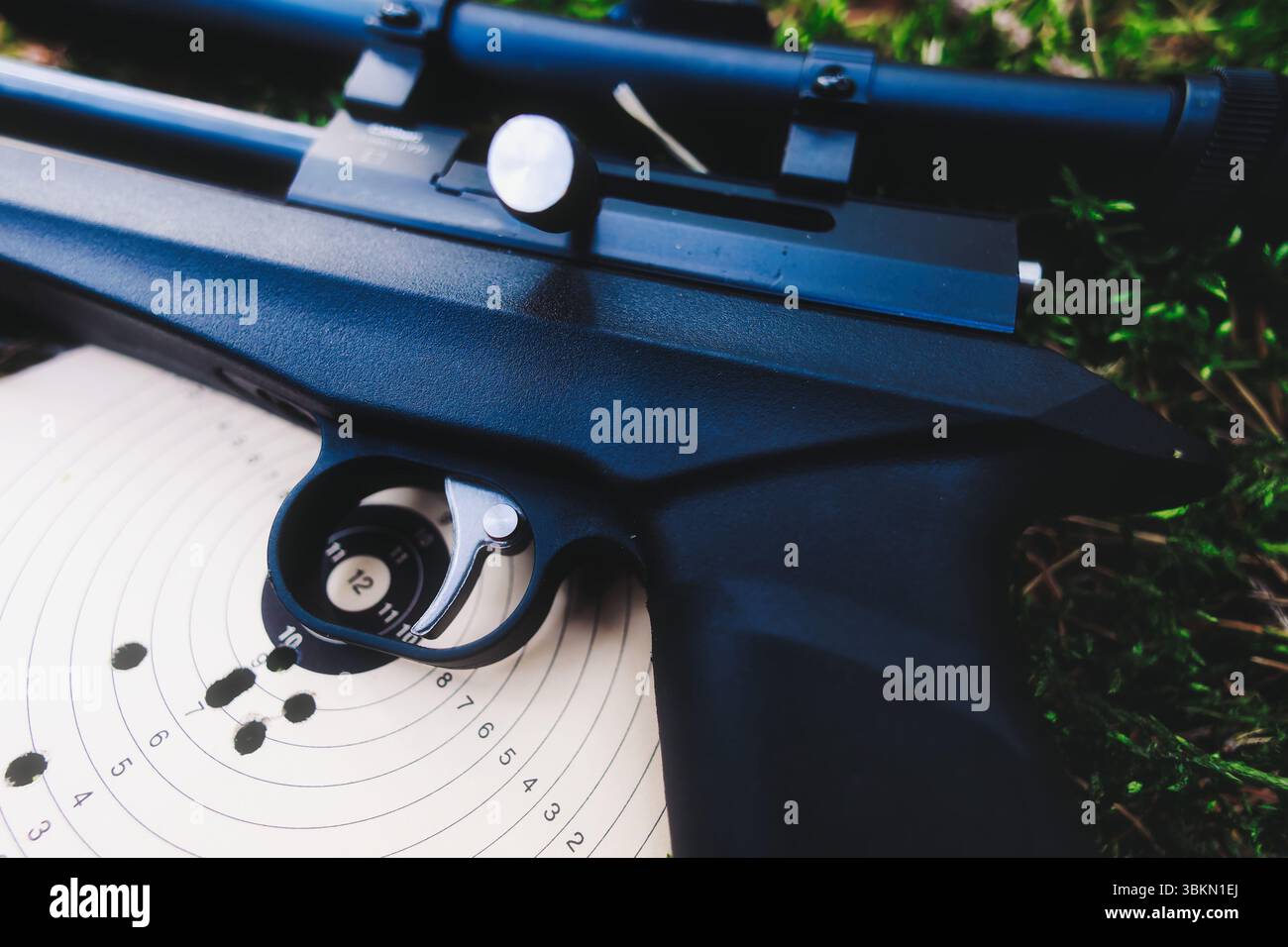 Pistolet déclencheur cible gros plan sport tireur sportif tireur hobby défense arme à feu munitions protection balles chasse fusil à air silencieux Banque D'Images