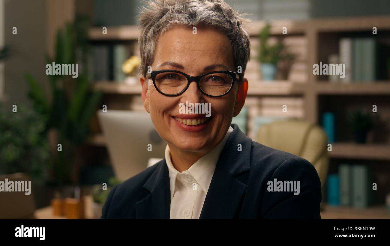 Femme d'affaires caucasienne femme d'affaires senior riant joie souriante plaisir dans le bureau travailleur féminin mature ancien employeur retraité regardant le sourire de la caméra Banque D'Images