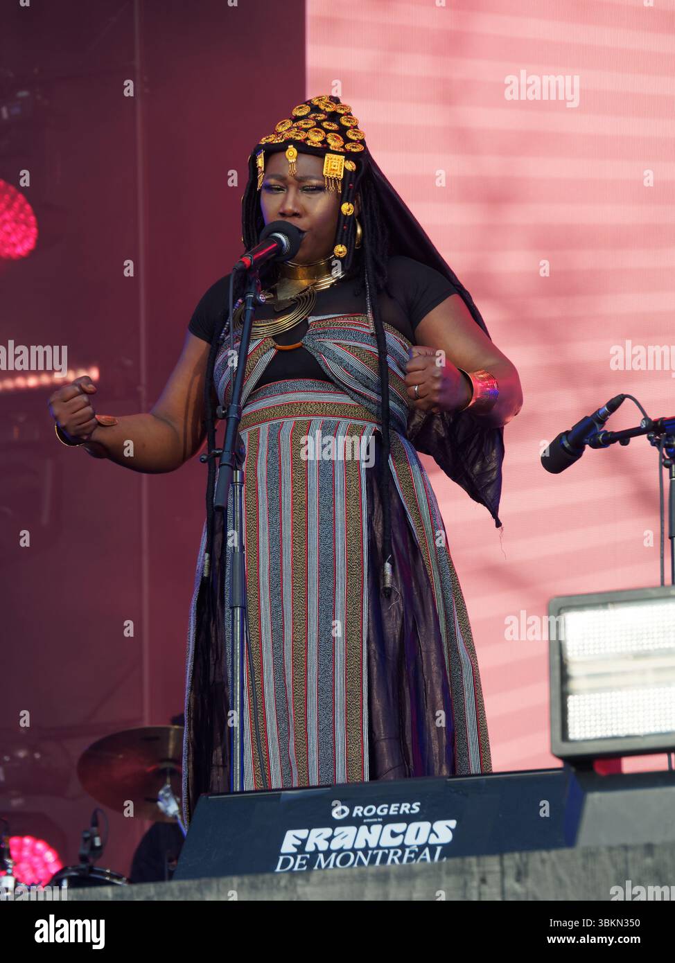 Djely Tapa se produit sur scène au festival de musique Francos à Montréal, Québec, Canada Banque D'Images