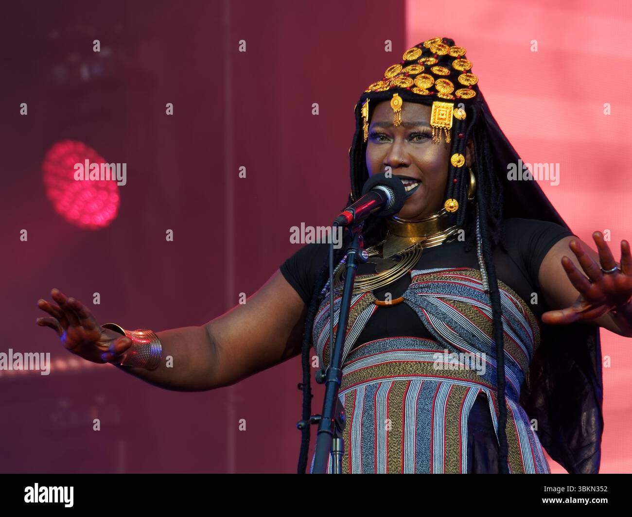Djely Tapa se produit sur scène au festival de musique Francos à Montréal, Québec, Canada Banque D'Images