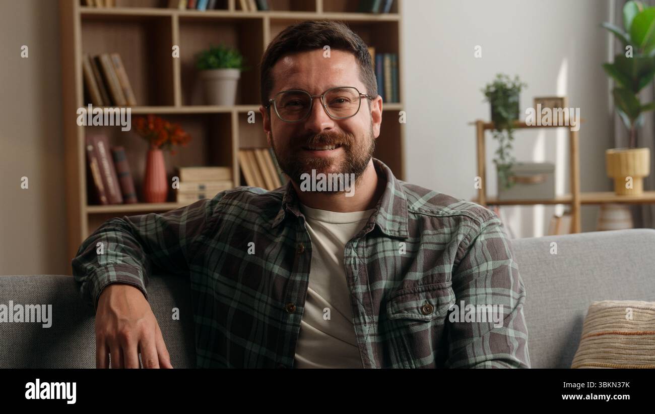 Portrait heureux souriant insouciant tête positive homme caucasien homme barbu gars dans des lunettes propriétaire de la santé dans son propre appartement sourire regardant la caméra Banque D'Images