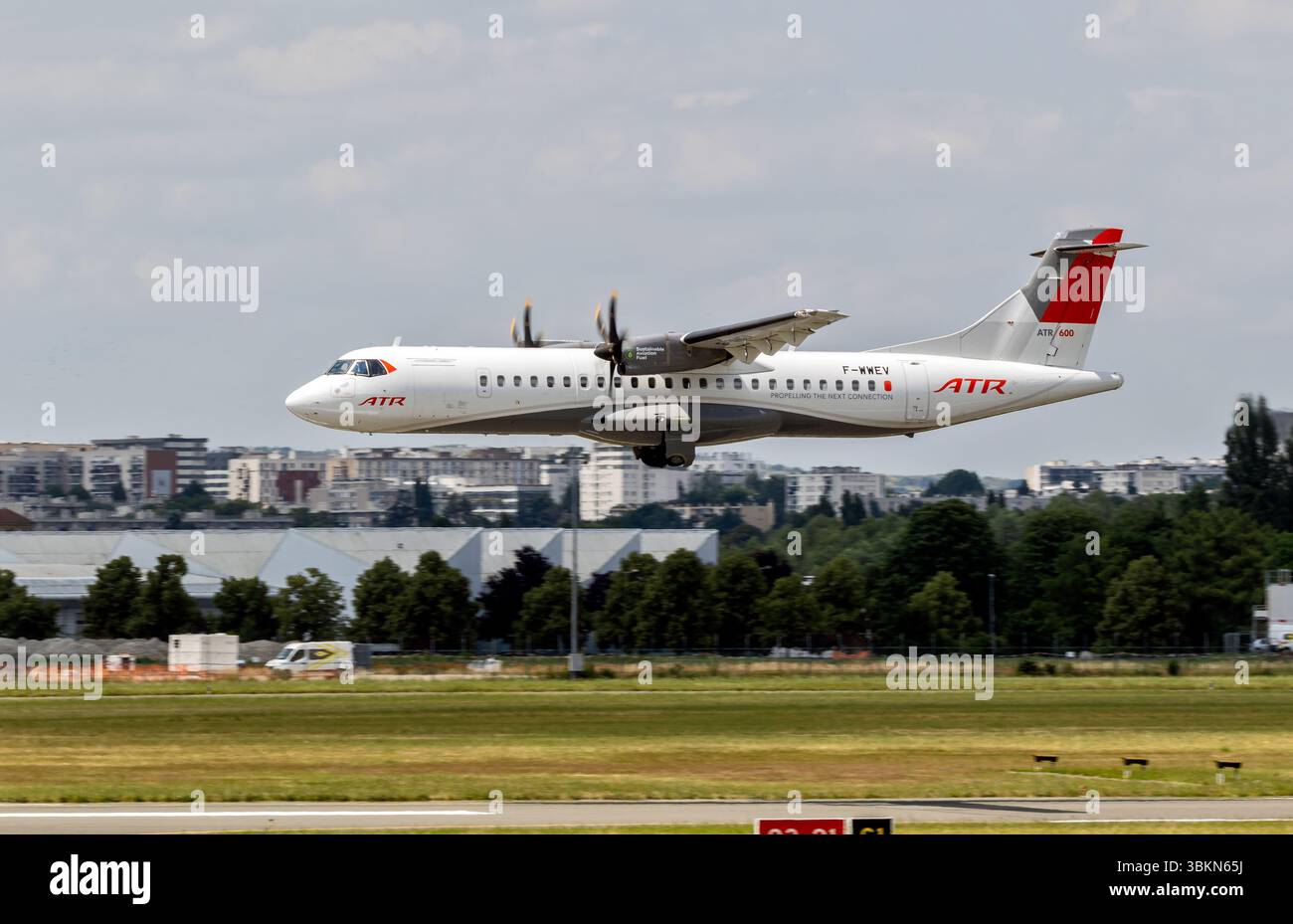 Avion de ligne régional ATR 72-600 performant pendant le salon de l'aéronautique de Paris. France - 17 juin 2025 Banque D'Images