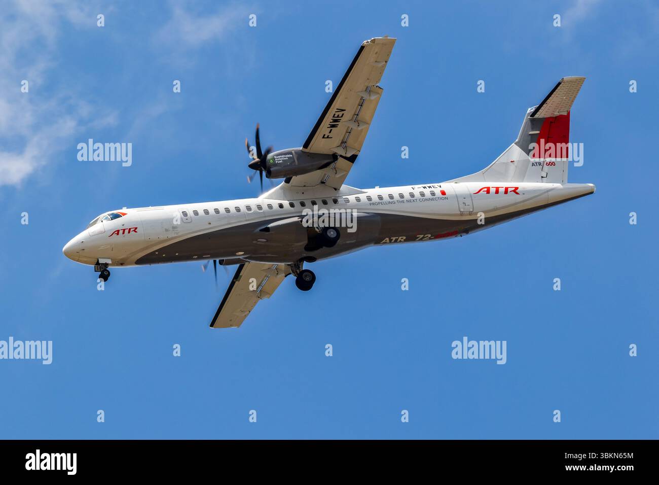 Avion de ligne régional ATR 72-600 performant pendant le salon de l'aéronautique de Paris. France - 17 juin 2025 Banque D'Images