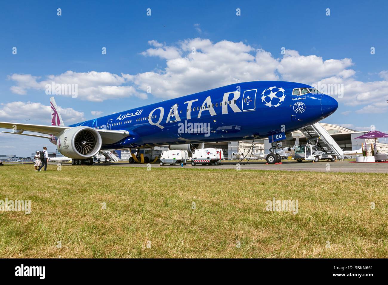 QATAR Airways Boeing 777-300ER en livrée de l'UEFA Champions League au salon de l'aéronautique de Paris. Le Bourget, France - 17 juin 2025 Banque D'Images