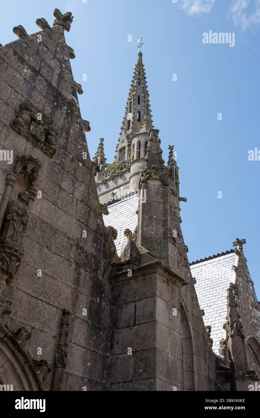 Sculpture en pierre ornée sur l'église St Pierre, Mûr-de-Bretagne Banque D'Images