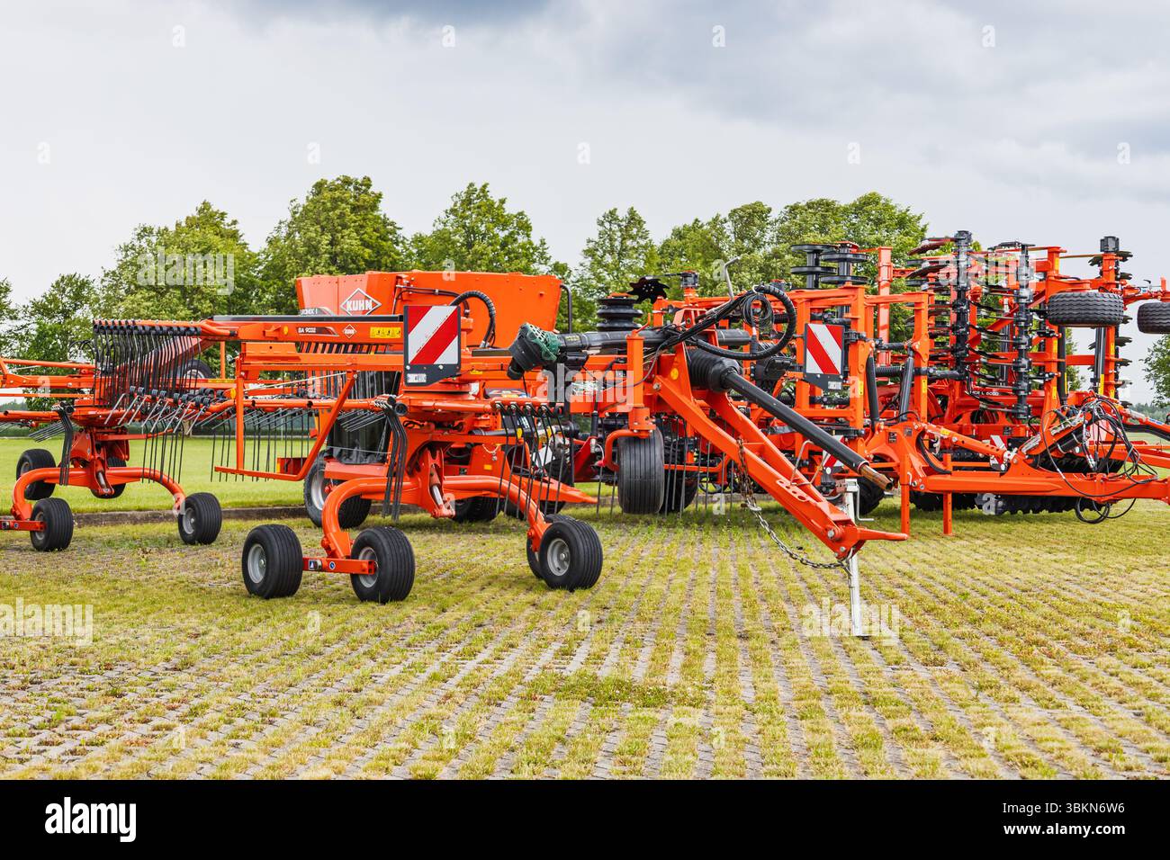 Ensemble semoir et cultivateur affiché dans le parc du concessionnaire. Kaunas, Lituanie, 19 juin 2025 Banque D'Images