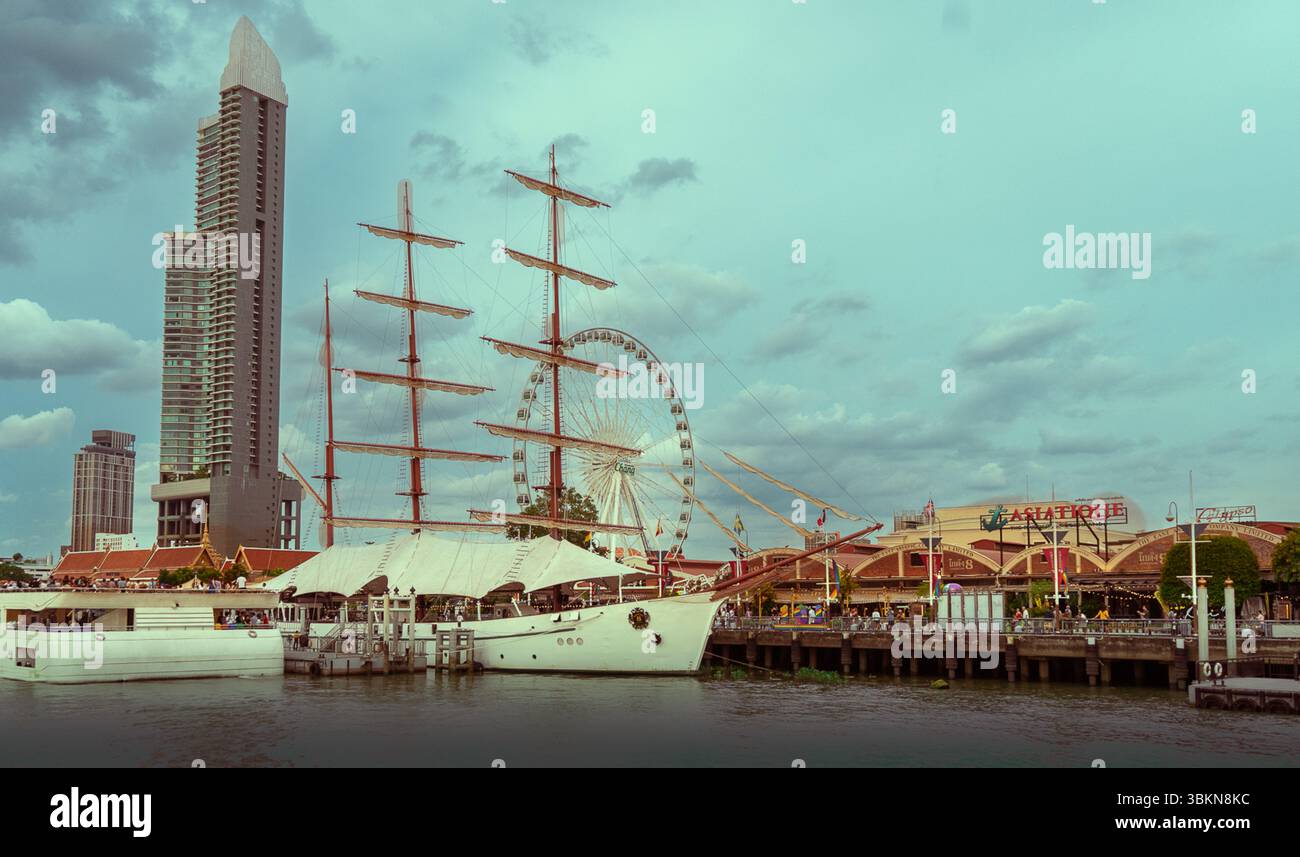 Vue sur la grande roue asiatique et yacht vintage depuis la rivière Chao Phraya Banque D'Images