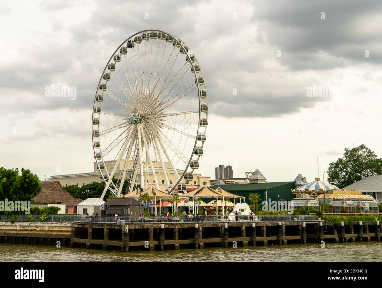 Vue de la grande roue asiatique depuis la rivière Chao Phraya Banque D'Images