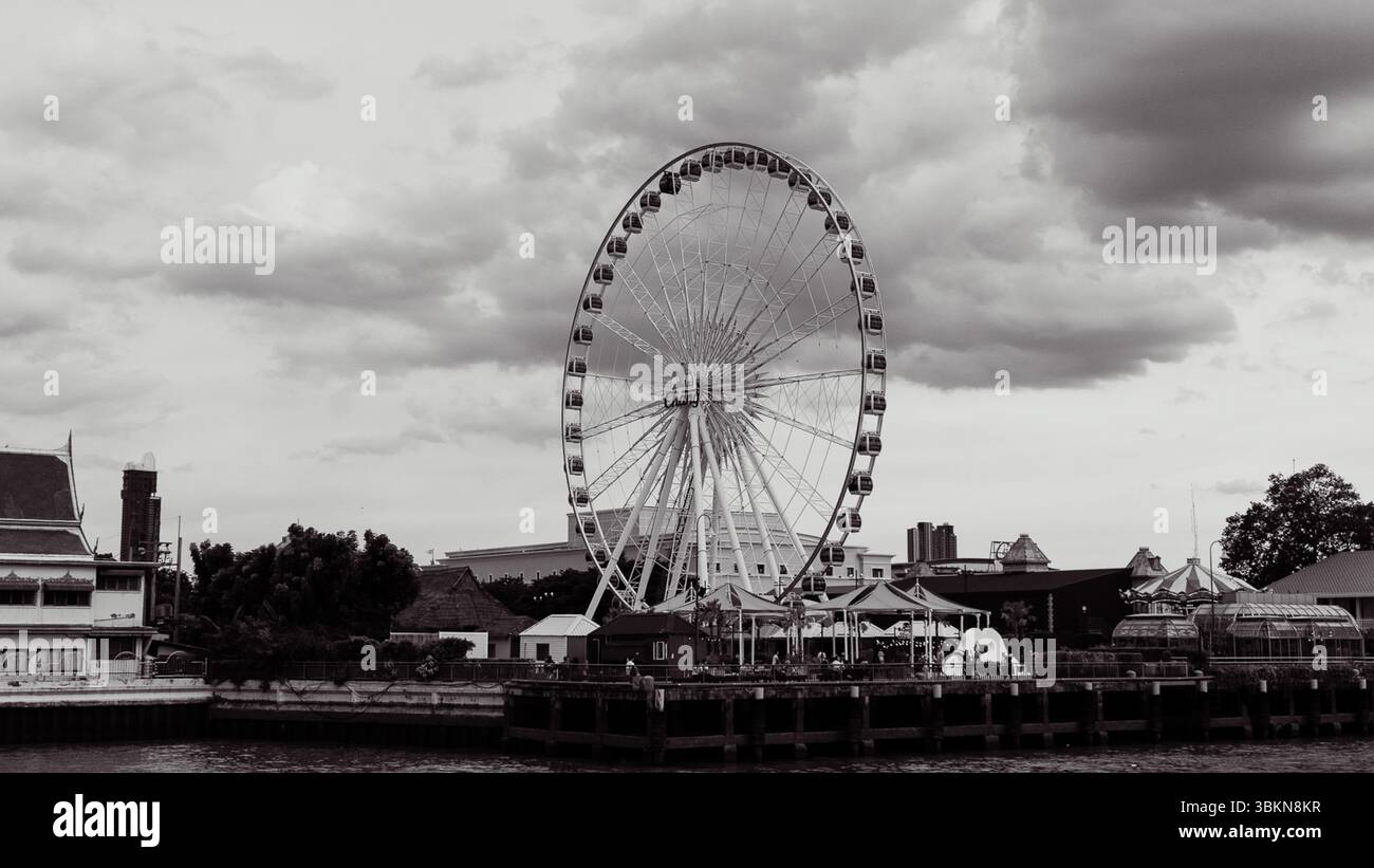 Vue en noir et blanc de la grande roue asiatique depuis la rivière Chao Phraya Banque D'Images