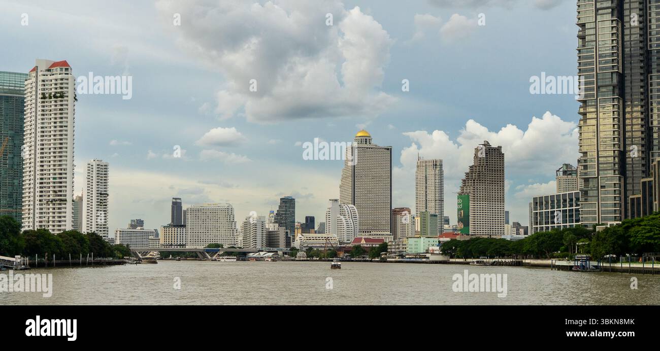 Vue sur le paysage urbain depuis la rivière Chao Phraya Banque D'Images