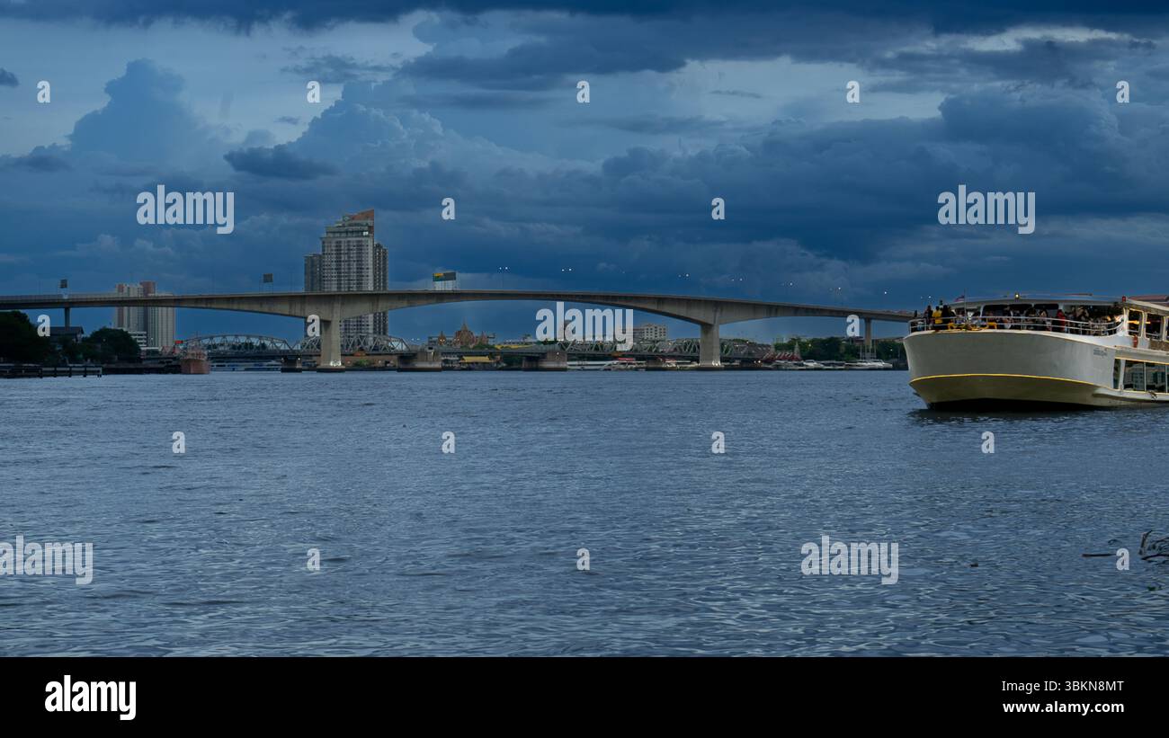 Vue de la rivière Chao Phraya autour du coucher du soleil Banque D'Images