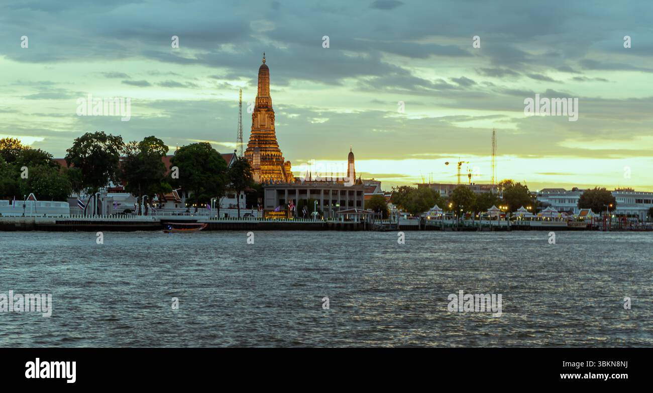 Temple Wat Arun au coucher du soleil de l'autre côté de la rivière Chao Phraya Banque D'Images