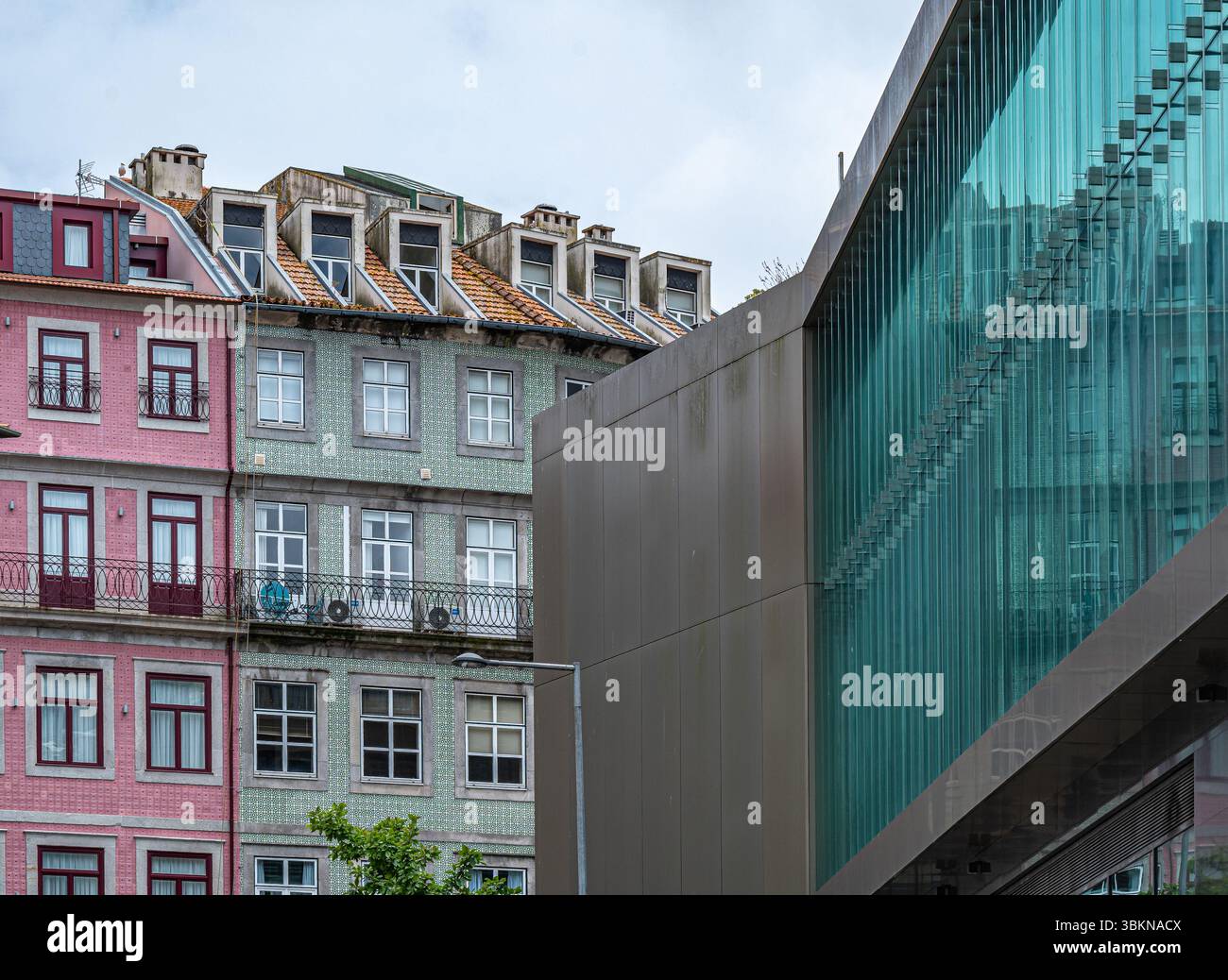 L'architecture traditionnelle contre un bâtiment moderne à façade en verre à Porto, Portugal. Banque D'Images