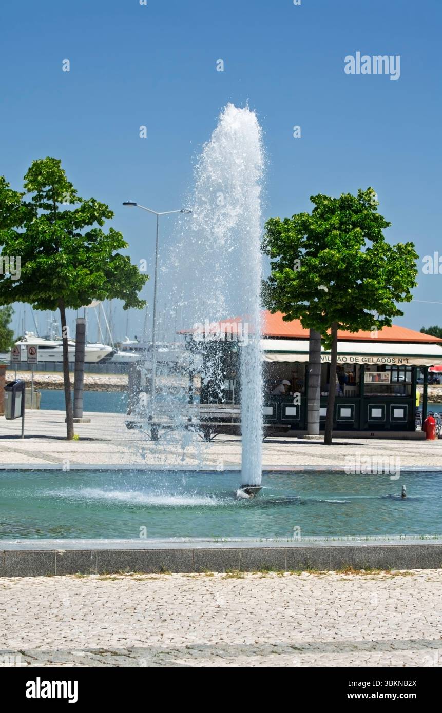 Portimao, une grande ville de l'Algarve, Portugal. La fontaine d'eau refroidit dans la chaleur. Banque D'Images