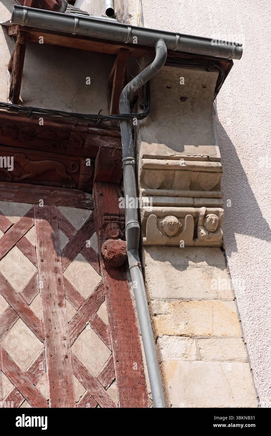 Corbeau sculpté d'une maison construite en 1538, Josselin, Bretagne Banque D'Images Corbeau sculpté d'une maison construite en 1538, Josselin, Bretagne Banque D'Images