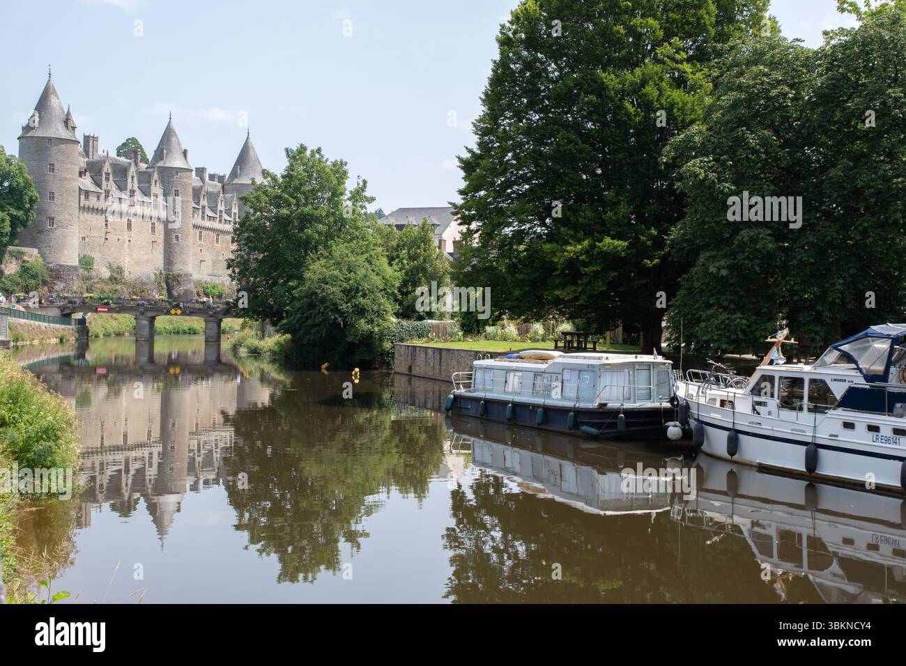 Château Josselin, bateaux maison sur la rivière canalisée L'Oust Banque D'Images Château Josselin, bateaux maison sur la rivière canalisée L'Oust Banque D'Images