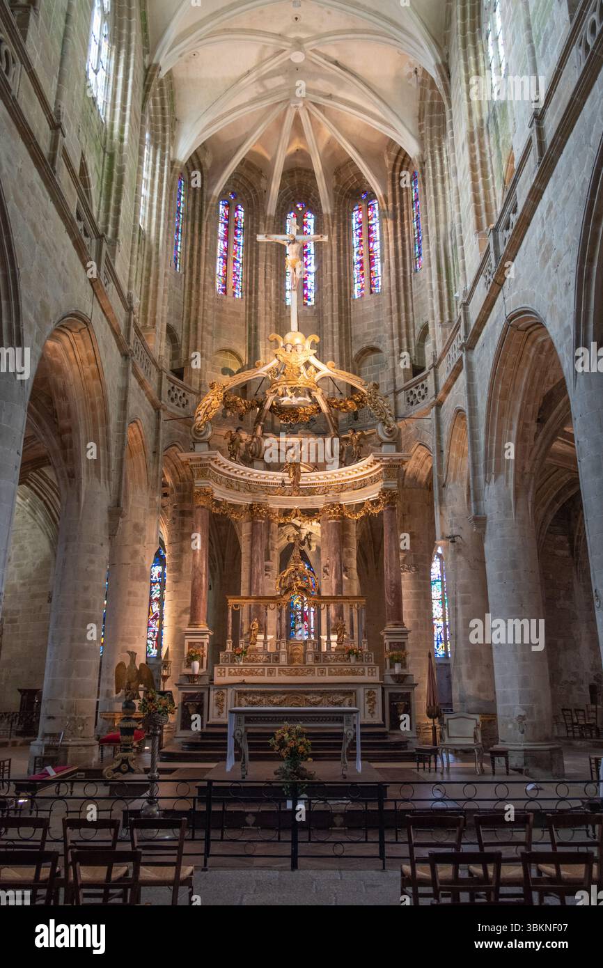 Nef et autel de la basilique Saint-Sauveur du XIIe siècle, Dinan Banque D'Images Nef et autel de la basilique Saint-Sauveur du XIIe siècle, Dinan Banque D'Images
