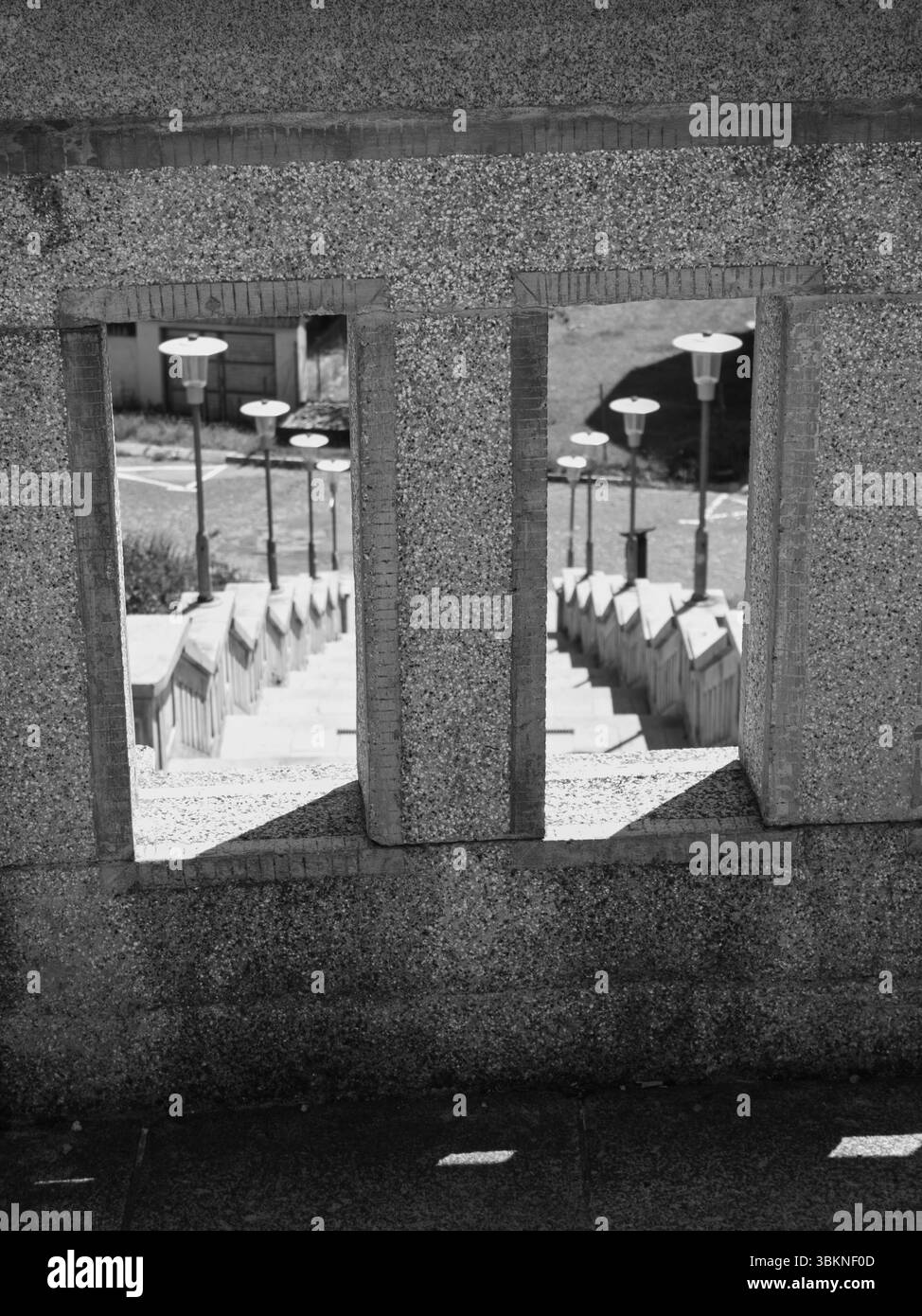 Vue à travers une balustrade en pierre sur les escaliers ci-dessous bordés d'une rangée de lumières des deux côtés, Andrej Hlinka Square, Ruzomberok Banque D'Images