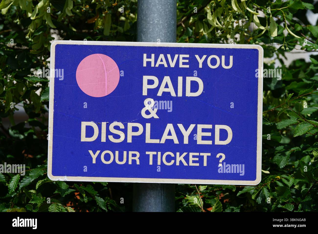 Panneau de rappel demandant aux visiteurs de payer et d'afficher le billet de stationnement. Guildford, Angleterre Banque D'Images