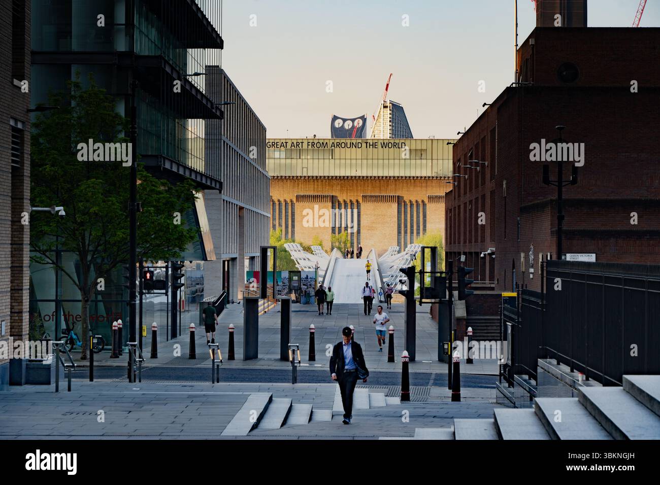 Tate Modern à Londres, vu du Millenium Bridge, sous le soleil printanier tôt le matin Banque D'Images