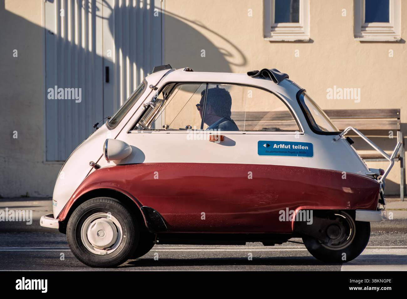 Salzbourg, Autriche, 14 mai 2025 : Microcar rencontre le baroque : quand l’histoire de Salzbourg embrasse une voiture à bulles Banque D'Images
