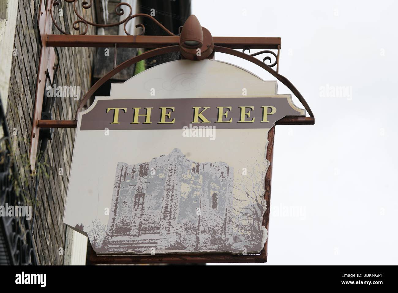 Affiche suspendue vintage affichant « The Keep » avec illustration de l'architecture historique. Guildford, Angleterre Banque D'Images