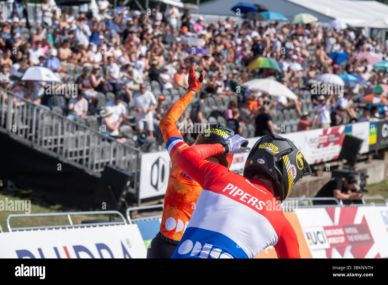 PAPENDAL, PAYS-BAS - 21 JUIN : 500 Jason Noordam pays-Bas, 545 Casper Pipers pays-Bas lors de la Coupe du monde UCI BMX Racing 2025 au BMX Olympic Center le 21 juin 2025 à Papendal, pays-Bas. (Photo de Edwin Blaauwbroek/Orange Pictures) Banque D'Images