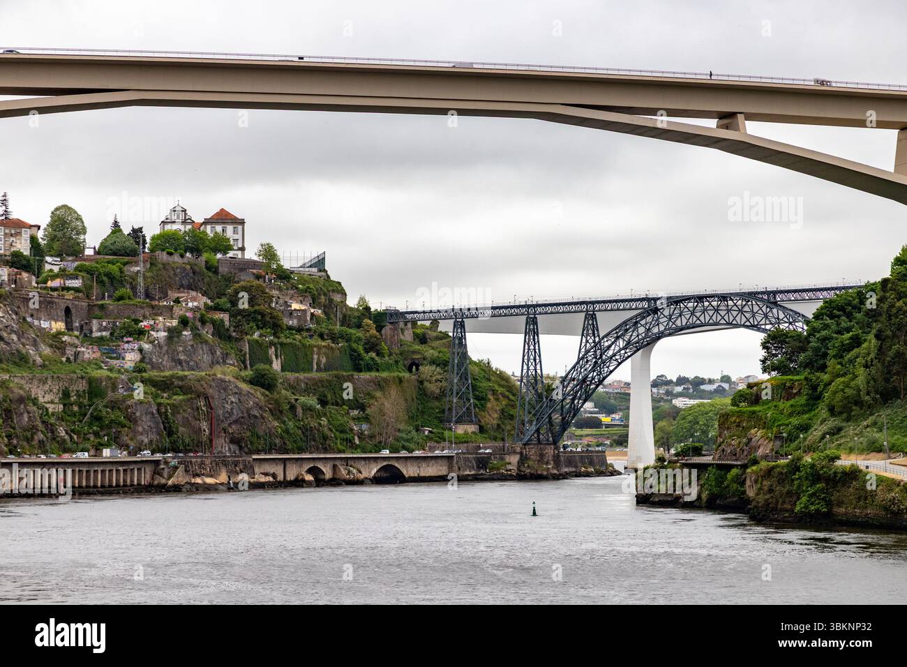 Ponts sur le fleuve Douro par temps nuageux, Porto, Portugal Banque D'Images
