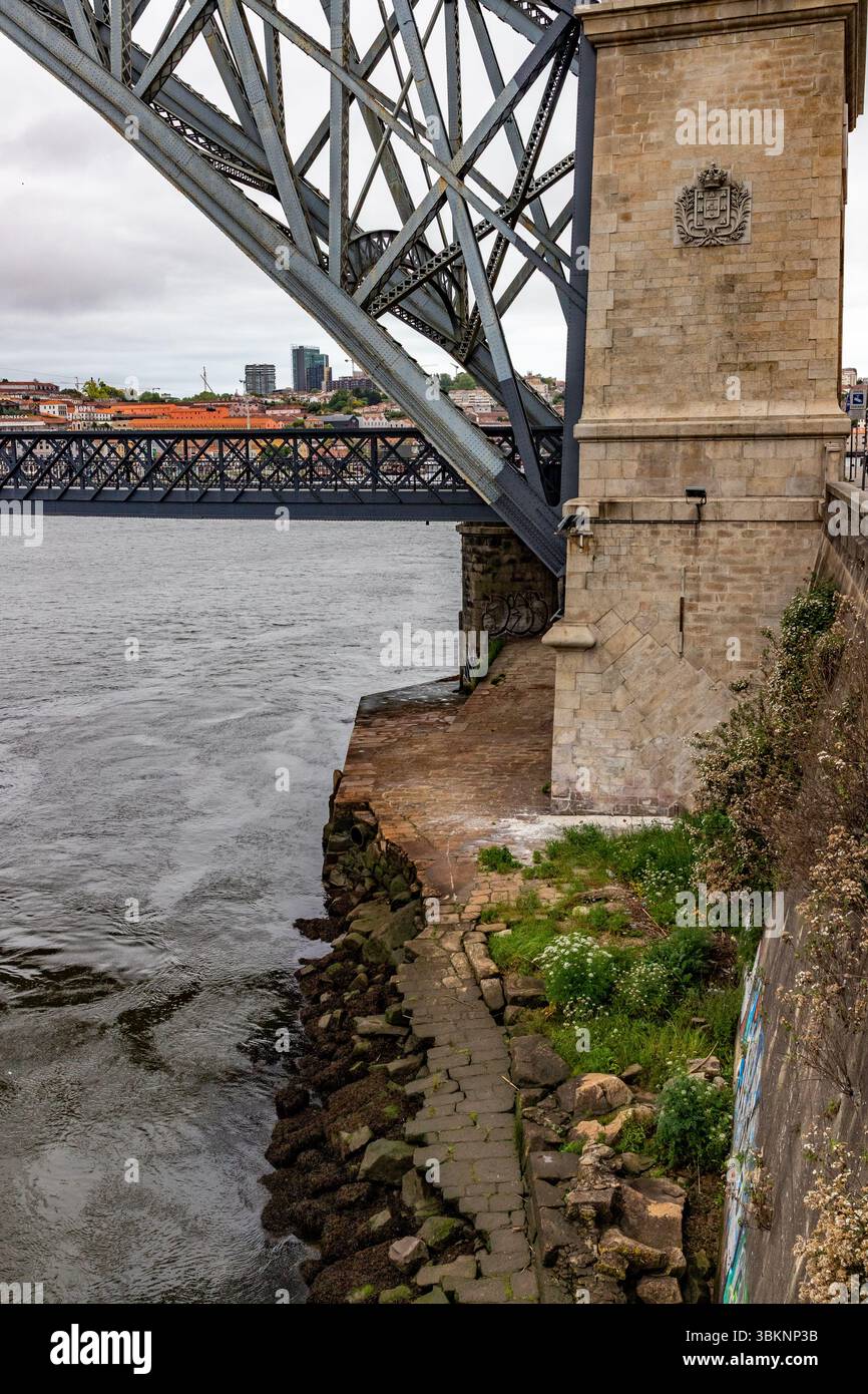 Détails du pont Luis I sur le fleuve Douro, Porto, Portugal Banque D'Images