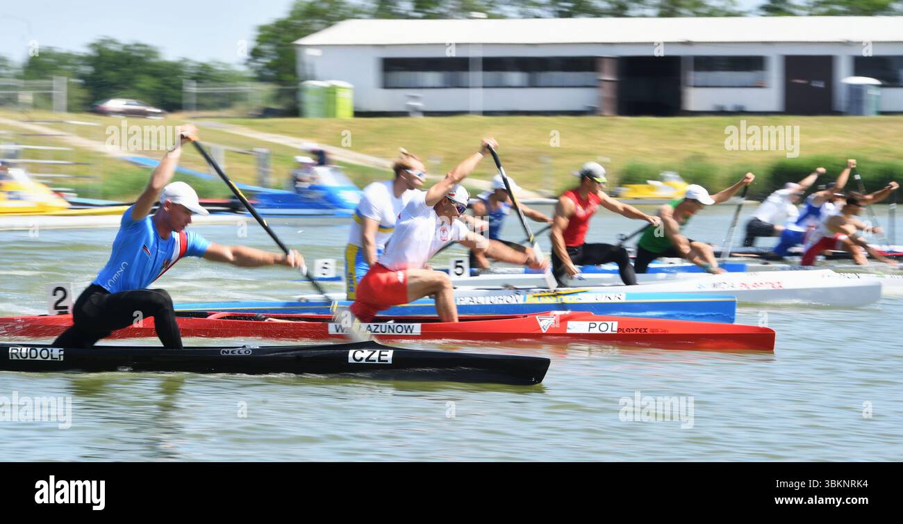 Racice, République tchèque. 22 juin 2025. Adam Rudolf, de la République tchèque, et Wiktor Glazunow, de la Pologne, participent à la finale masculine du 5000 m de catégorie C1 aux Championnats d'Europe ECA de canoë et de Paracanoe à Racice, en République tchèque, le 22 juin 2025. Crédit : Jan Stastny/CTK photo/Alamy Live News Banque D'Images